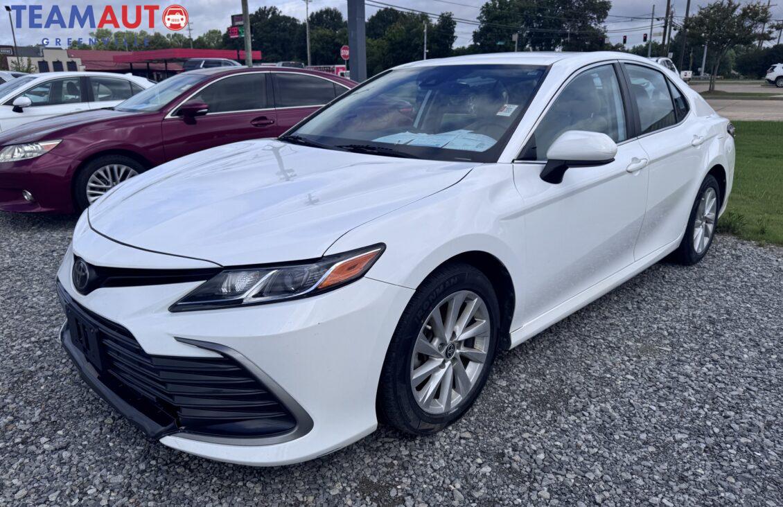 2022 Toyota Camry LE's photo